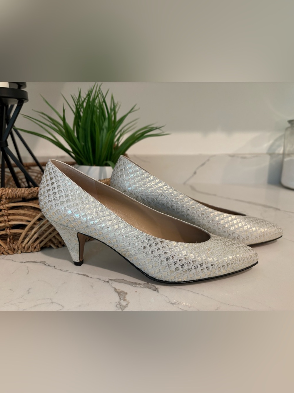 Almalfi Monica White and Silver Leather Kitten Heels Womens 7.5 B Made in Italy